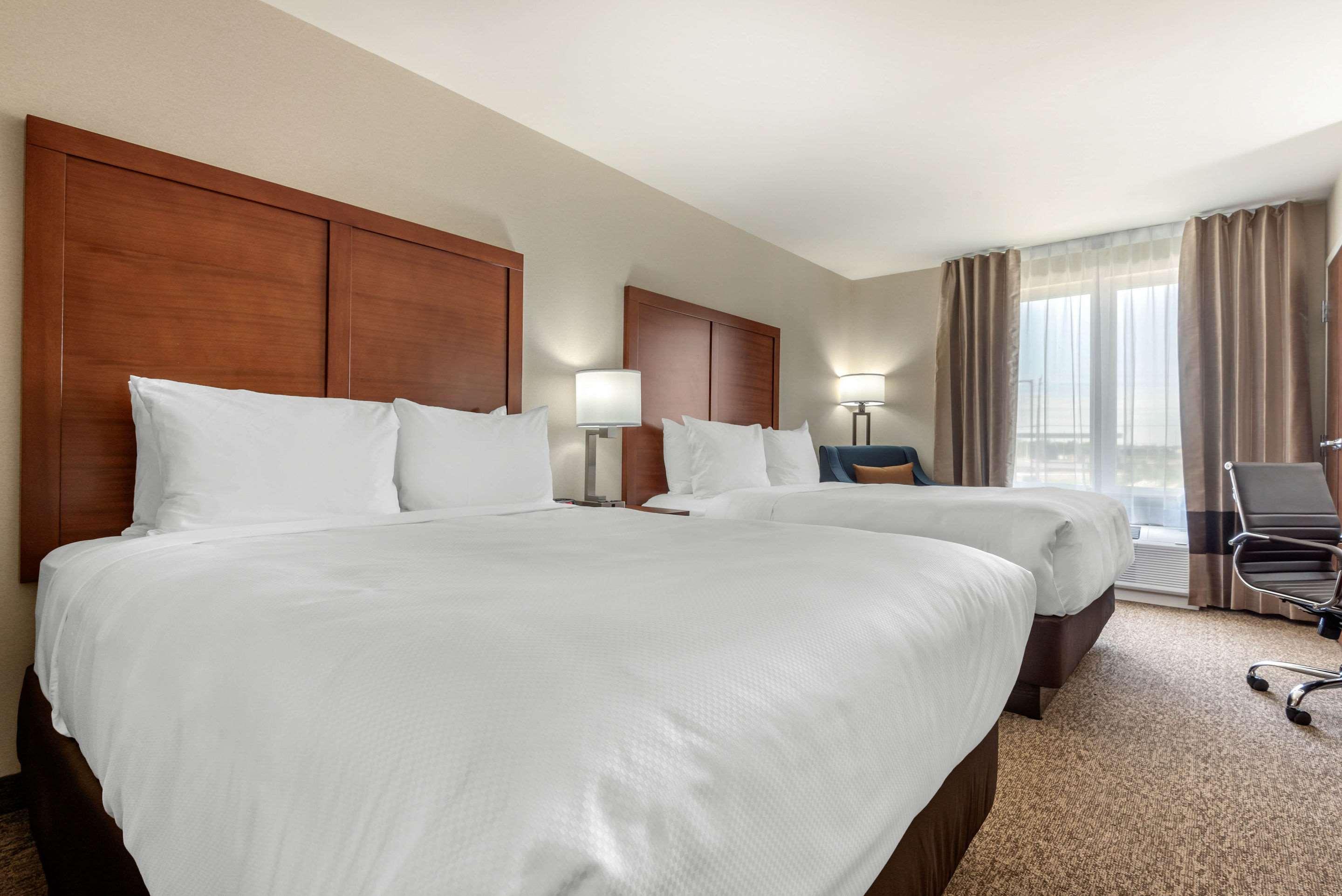 Comfort Inn & Suites Greater Napanee Екстериор снимка
