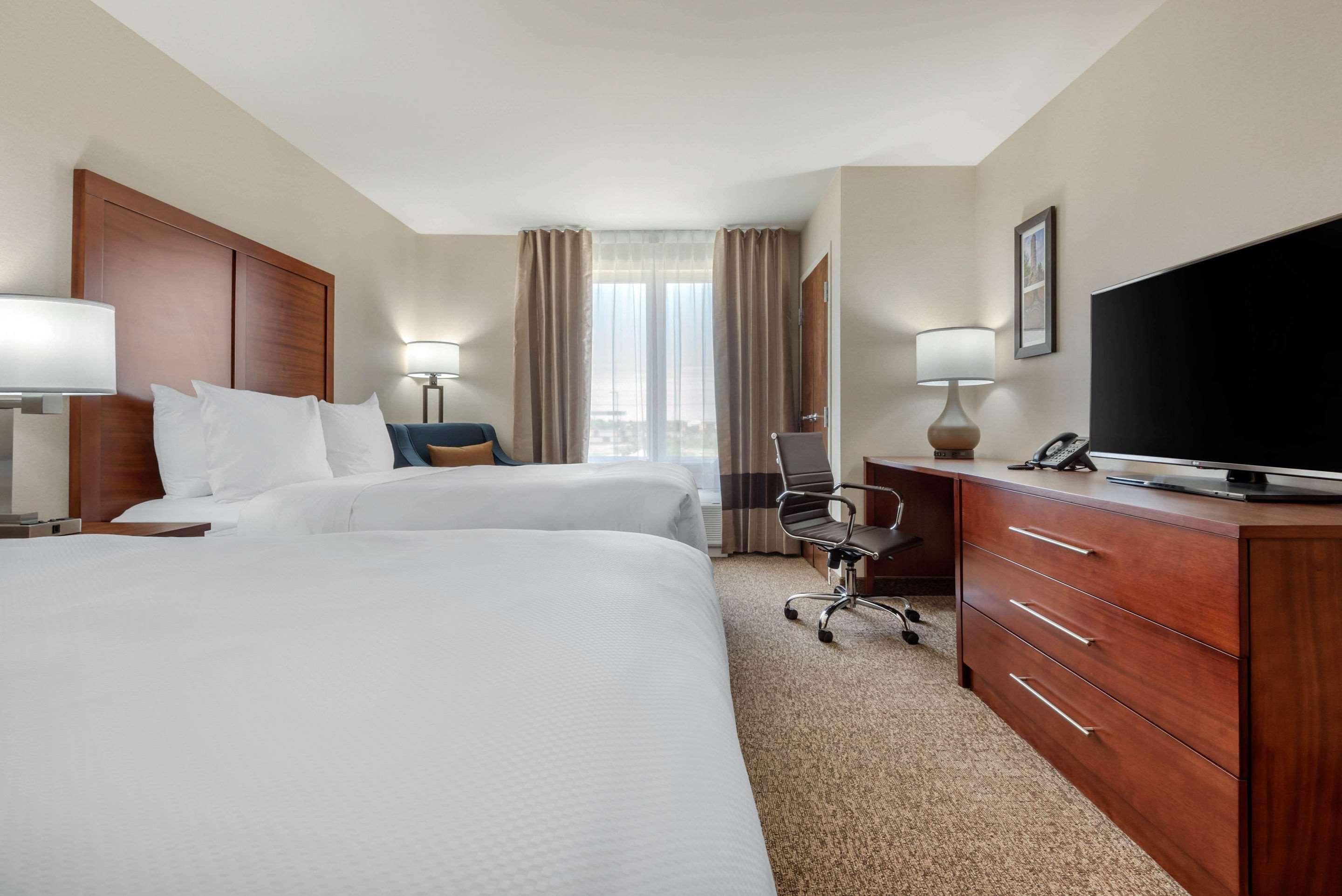 Comfort Inn & Suites Greater Napanee Екстериор снимка