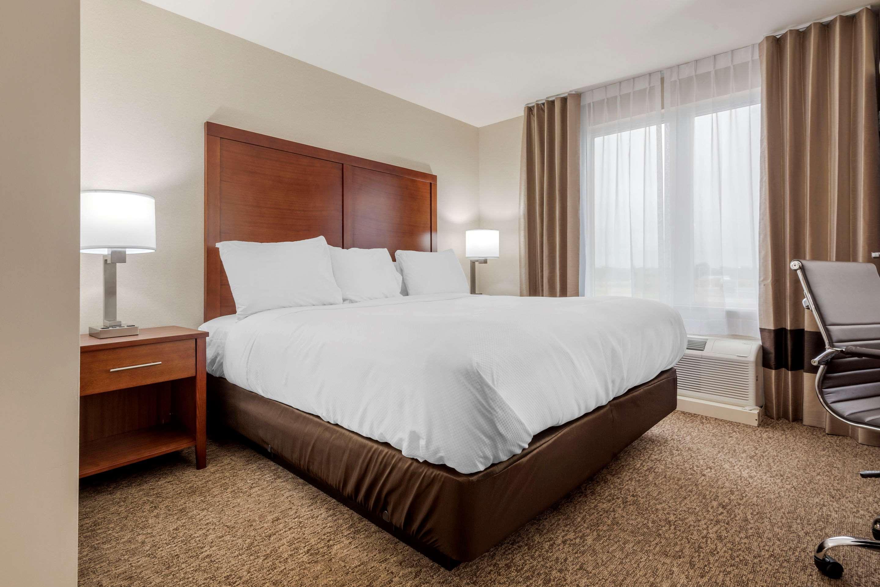 Comfort Inn & Suites Greater Napanee Екстериор снимка