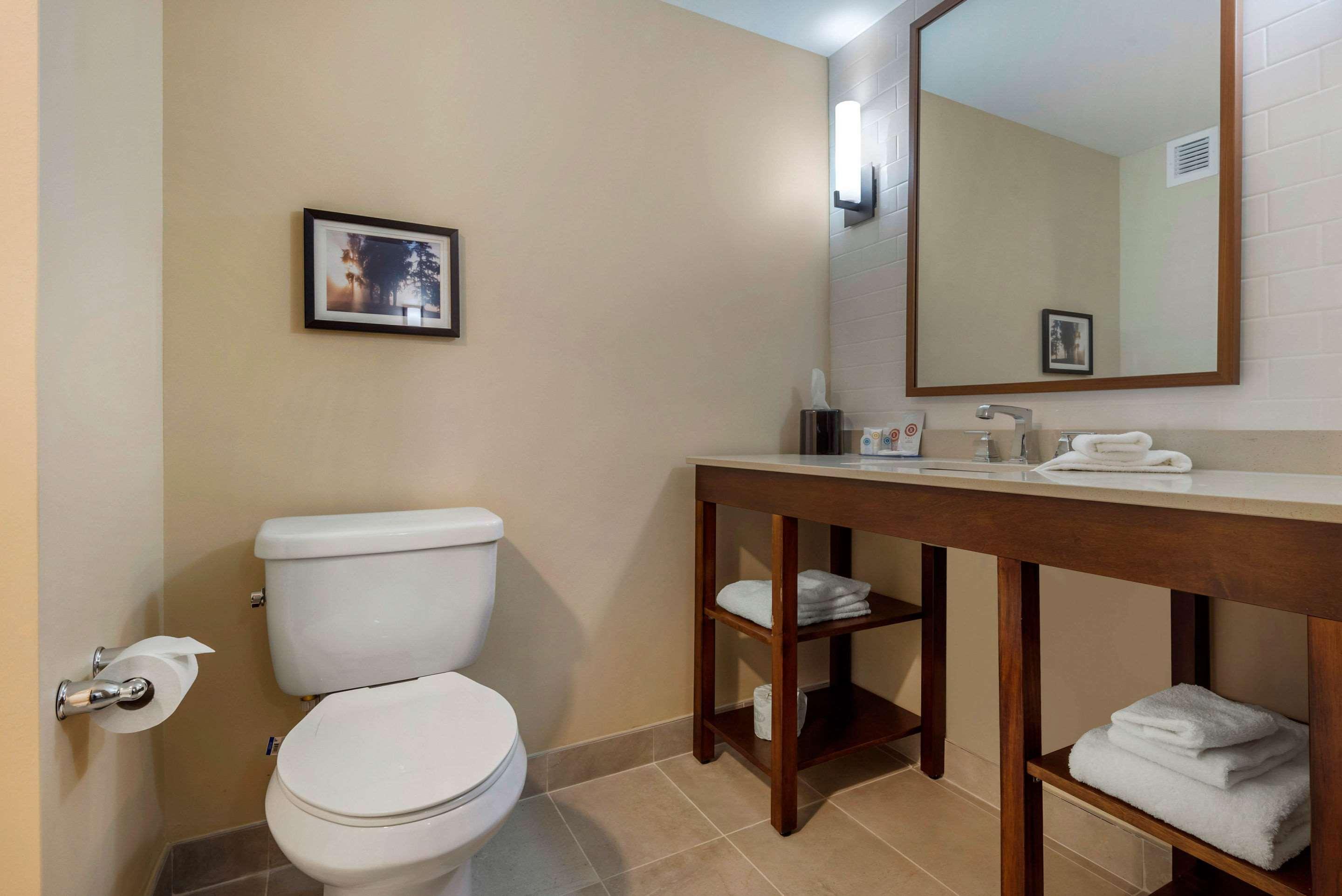 Comfort Inn & Suites Greater Napanee Екстериор снимка