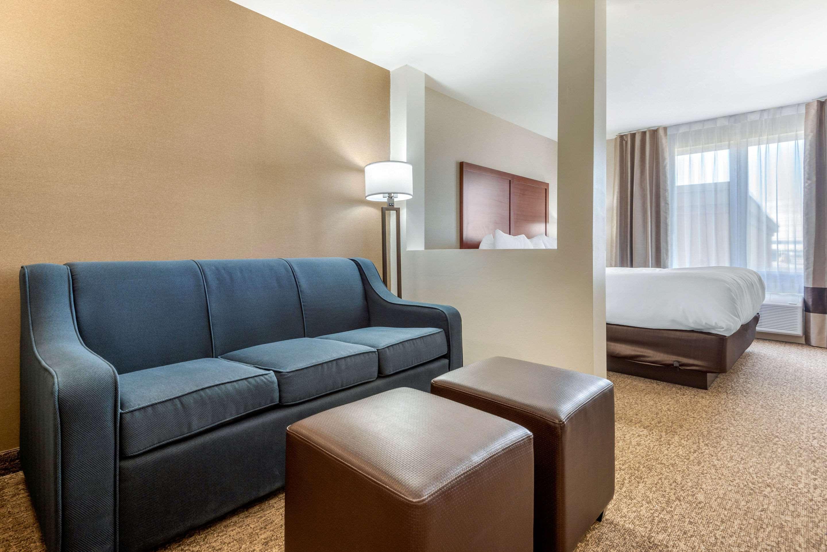 Comfort Inn & Suites Greater Napanee Екстериор снимка