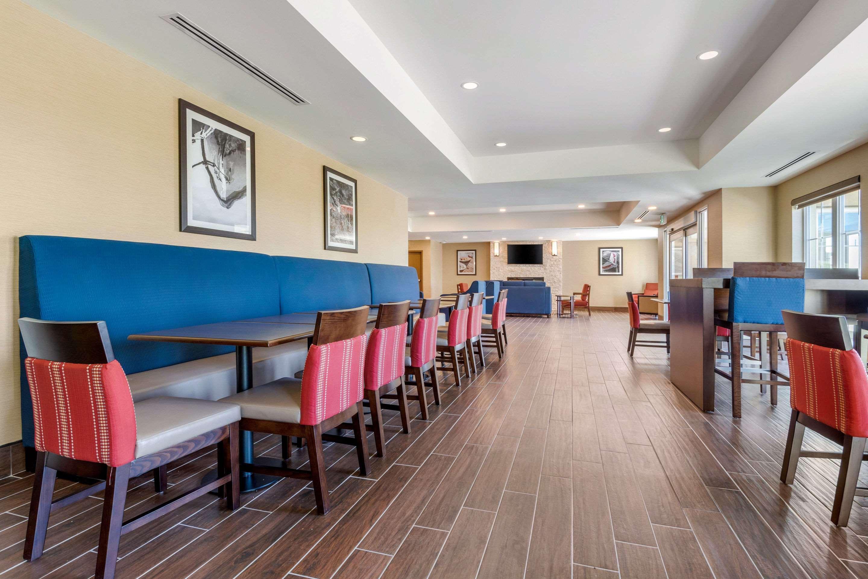Comfort Inn & Suites Greater Napanee Екстериор снимка