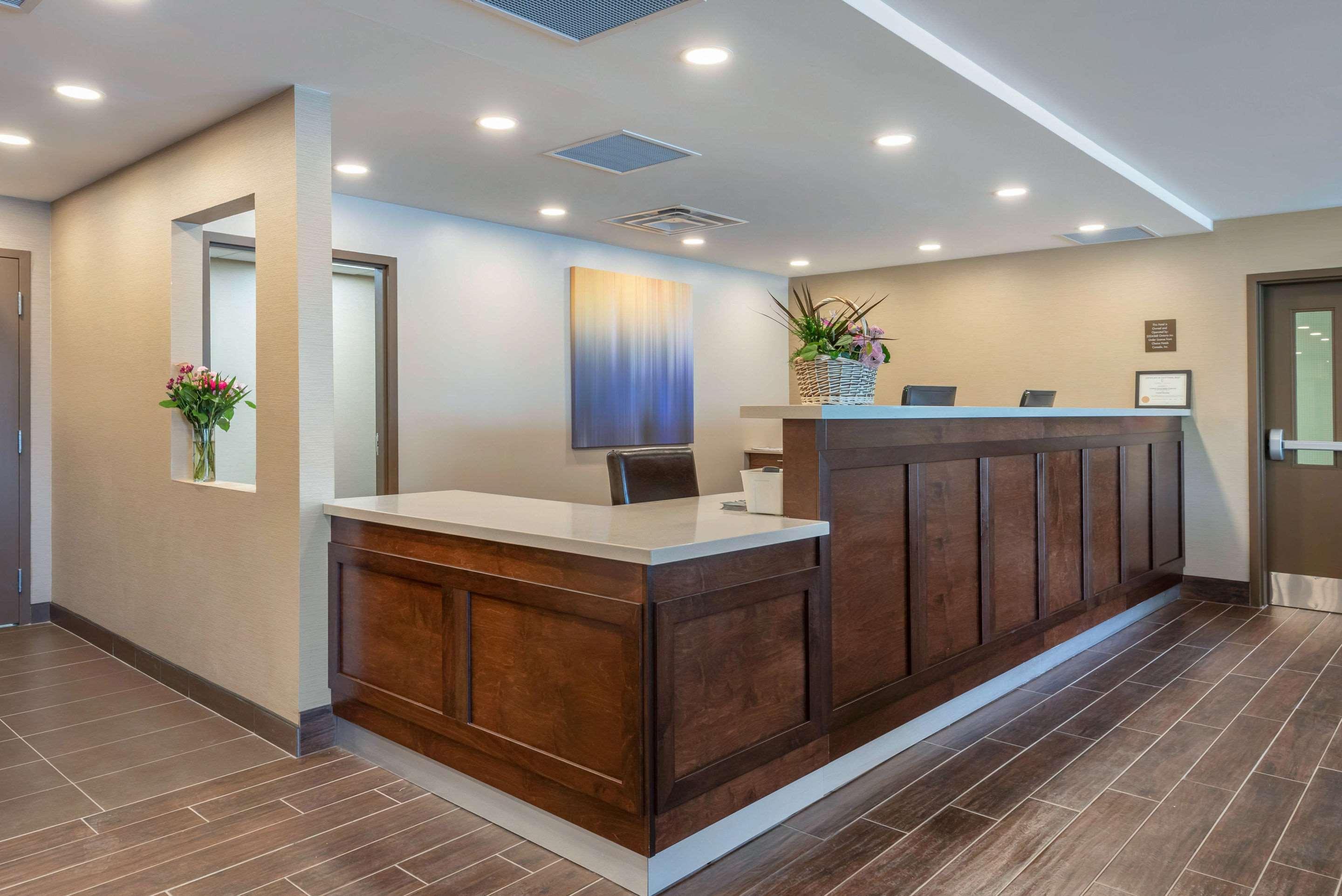 Comfort Inn & Suites Greater Napanee Екстериор снимка