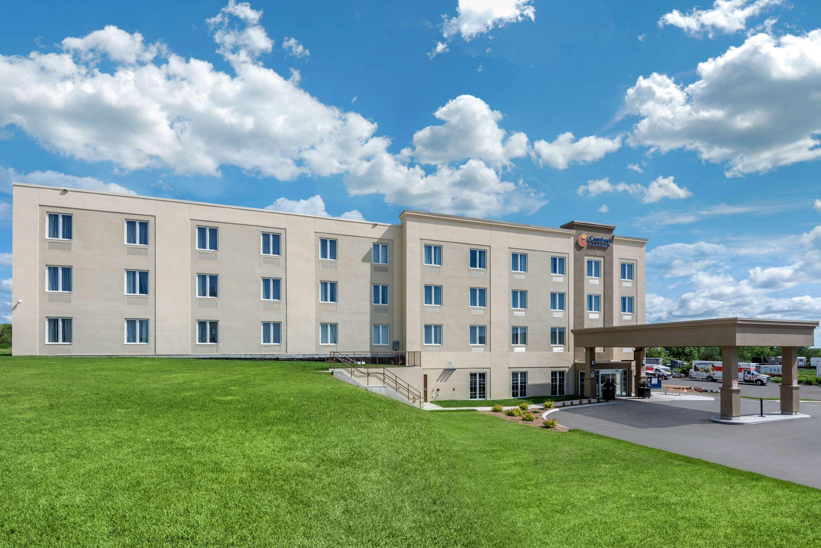 Comfort Inn & Suites Greater Napanee Екстериор снимка