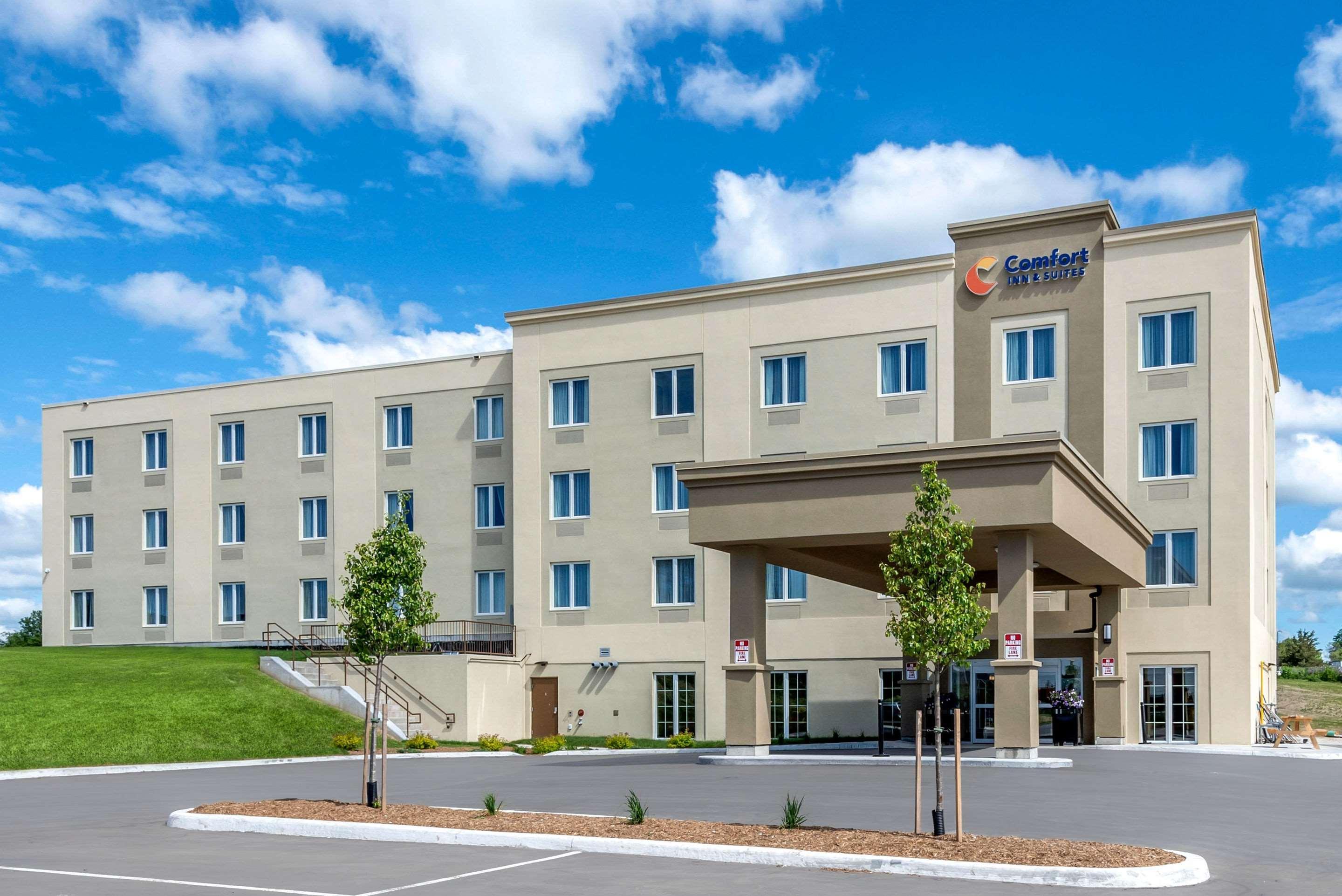 Comfort Inn & Suites Greater Napanee Екстериор снимка