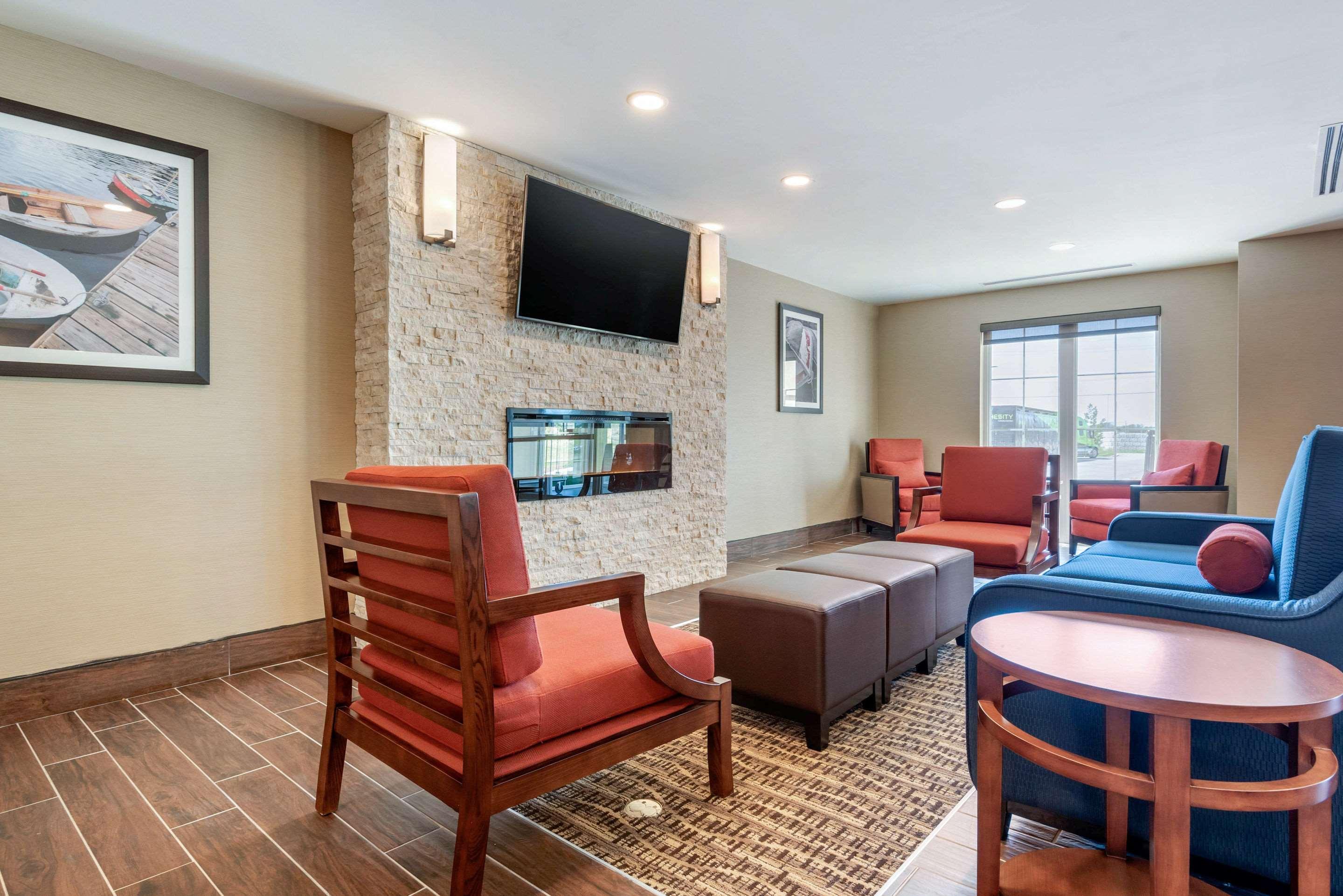 Comfort Inn & Suites Greater Napanee Екстериор снимка